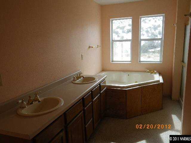 3230 Outback Lane Reno, NV 89510 - Photo 8 of 13 a bathroom with a sink and a bathtub