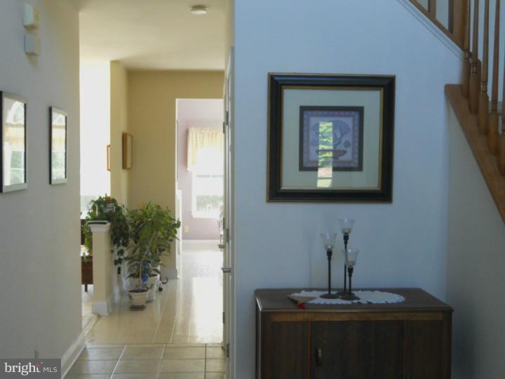 28 Montague Road Newark, DE 19713 - Photo 2 of 25 Foyer
