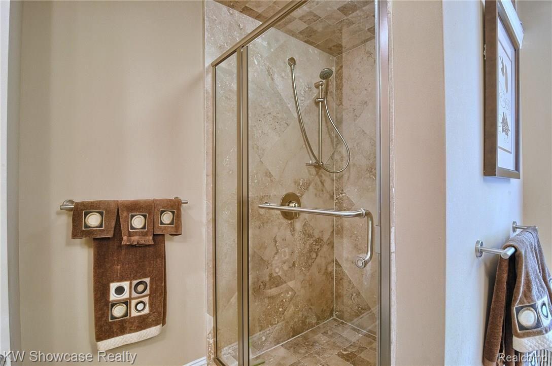 30654 High Valley Road Farmington, MI 48331 - Photo 24 of 43 Master_Bathroom_2nd_View.jpg