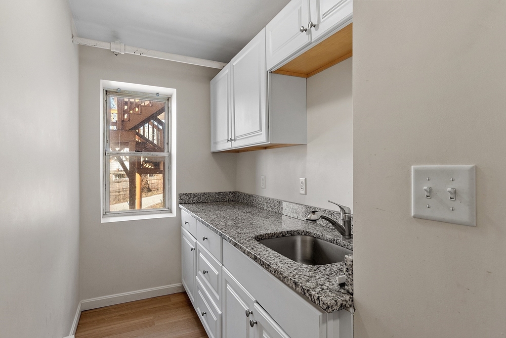 13 Groton Place Worcester, MA 01604 - Photo 5 of 42