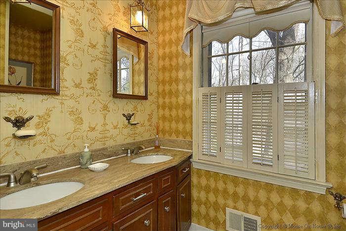 13100 Esworthy Road Potomac, MD 20854 - Photo 13 of 27 Bath (Master)