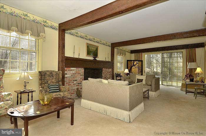 13100 Esworthy Road Potomac, MD 20854 - Photo 6 of 27 Living Room