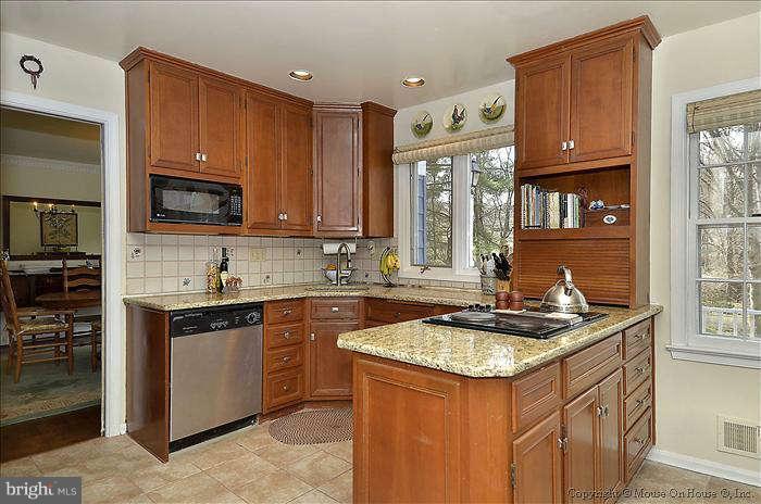 13100 Esworthy Road Potomac, MD 20854 - Photo 8 of 27 Kitchen