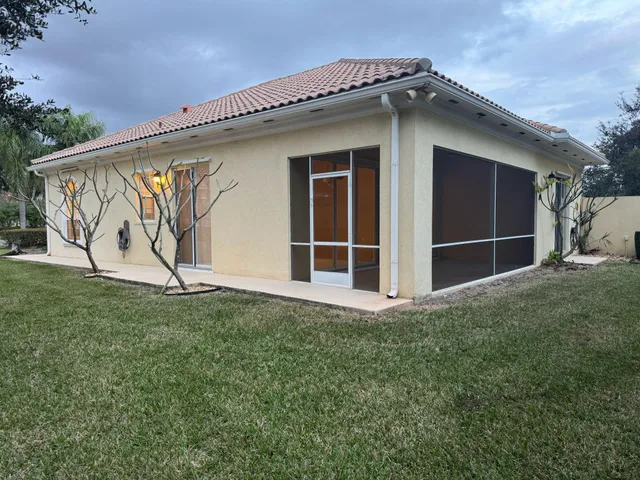 a view of an house with backyard space and porch
