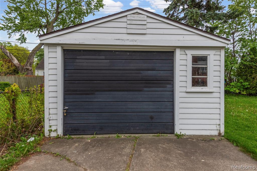 7218 Superior Street Center Line, MI 48015 - Photo 22 of 27