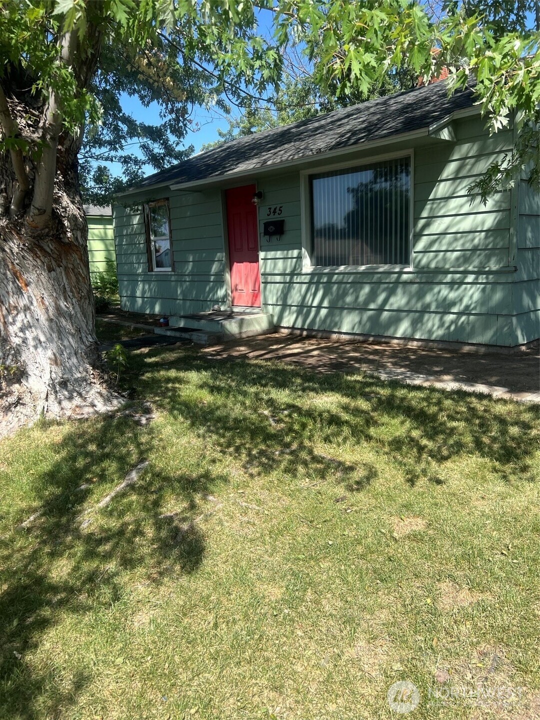 345 West Ridge Road Moses Lake, WA 98837 - Photo 2 of 8 a front view of a house with yard