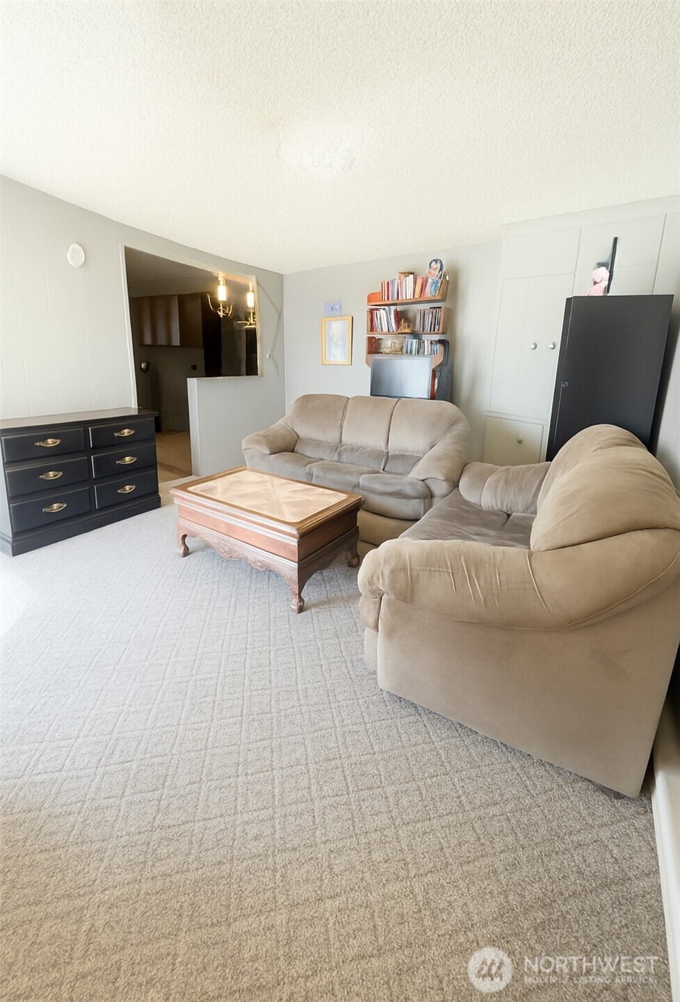 345 West Ridge Road Moses Lake, WA 98837 - Photo 6 of 8 a living room with furniture and lamp