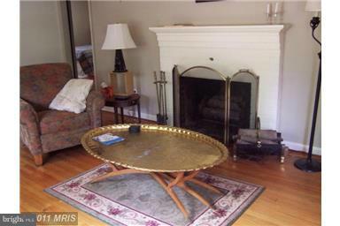 9200 Main Street Manassas, VA 20110 - Photo 6 of 21 Living Room