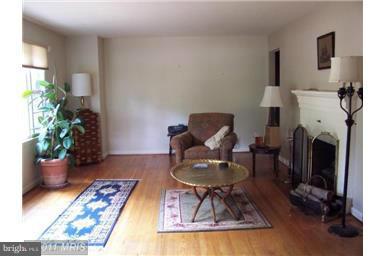 9200 Main Street Manassas, VA 20110 - Photo 7 of 21 Living Room