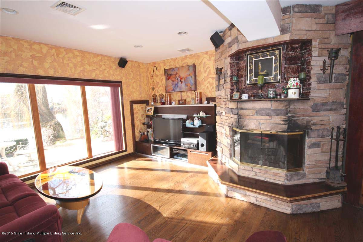 768 W FINGERBOARD LIVING RM