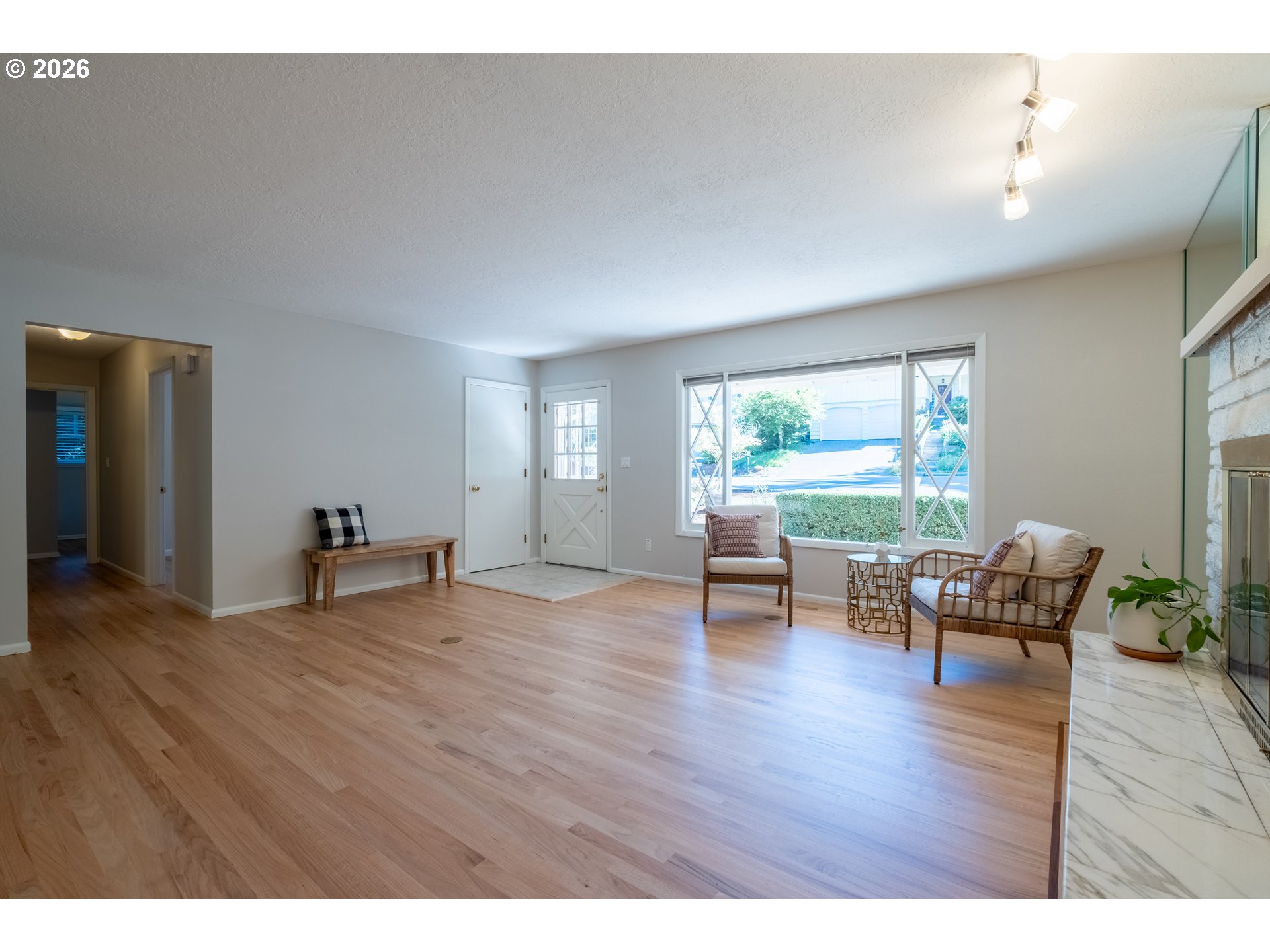 1795 Kilkenny Road Lake Oswego, OR 97034 - Photo 5 of 25 Living Room