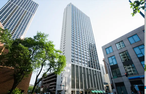 $2,864 | 2 East Oak Street, Unit 2002, Chicago, IL 60611