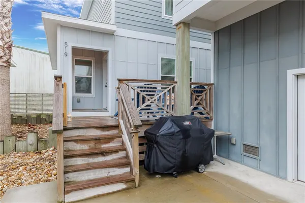 a view of entryway with a front door