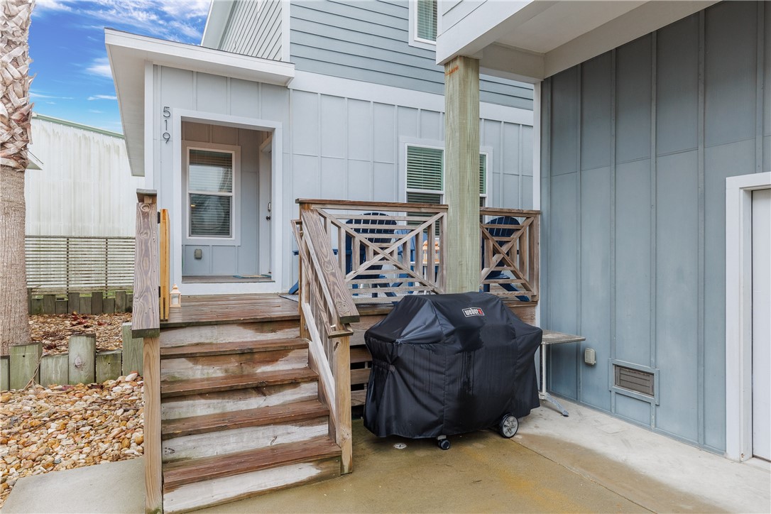 a view of entryway with a front door