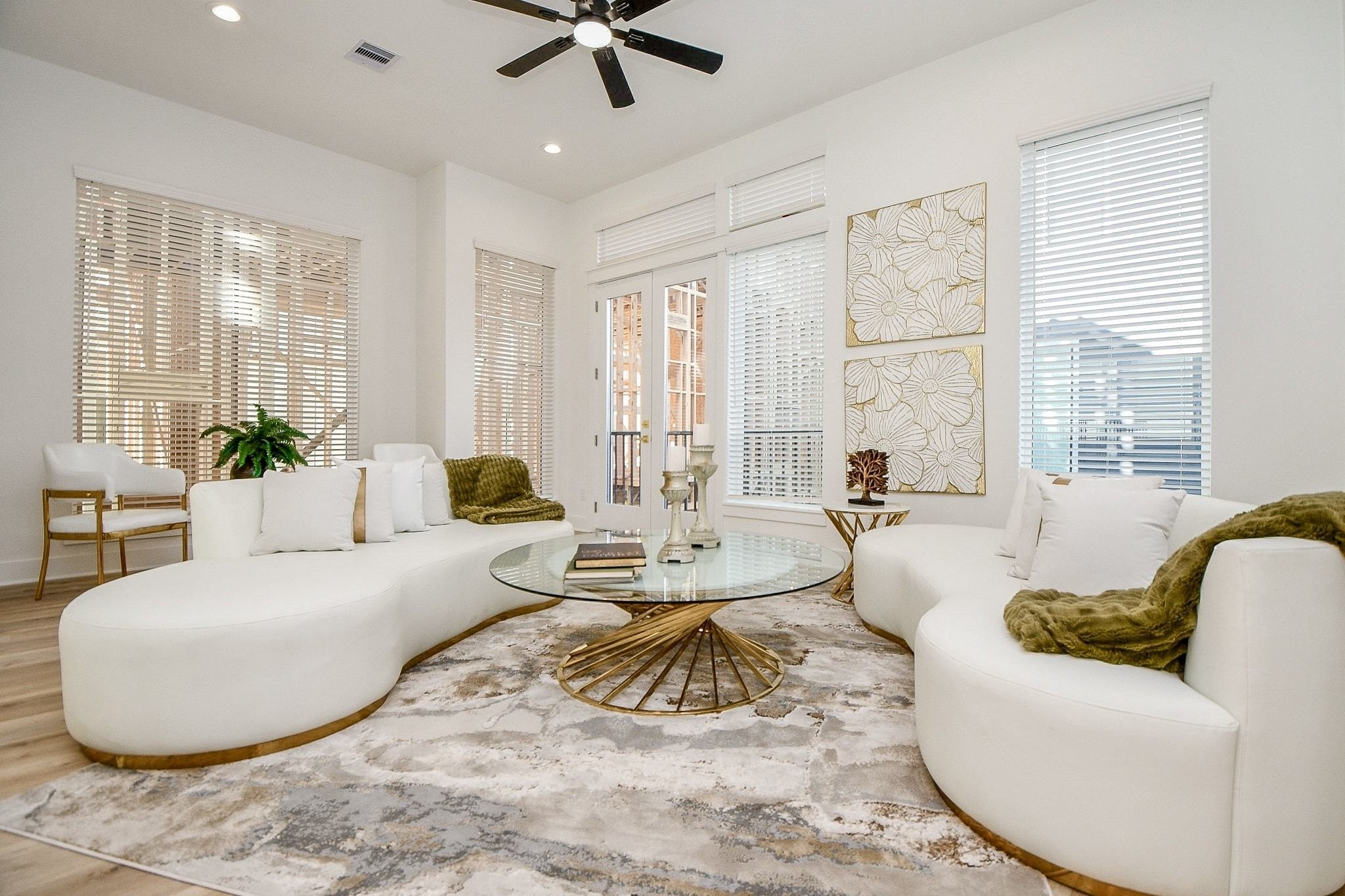 5611 Val Verde Street, Unit A Houston, TX 77057 - Photo 14 of 31 a living room with furniture and a large window