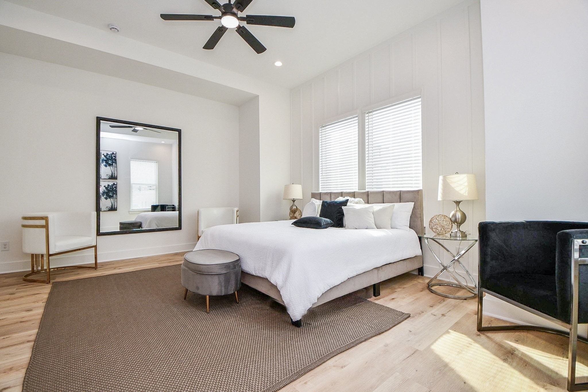 5611 Val Verde Street, Unit A Houston, TX 77057 - Photo 29 of 31 a spacious bedroom with a bed and a chandelier