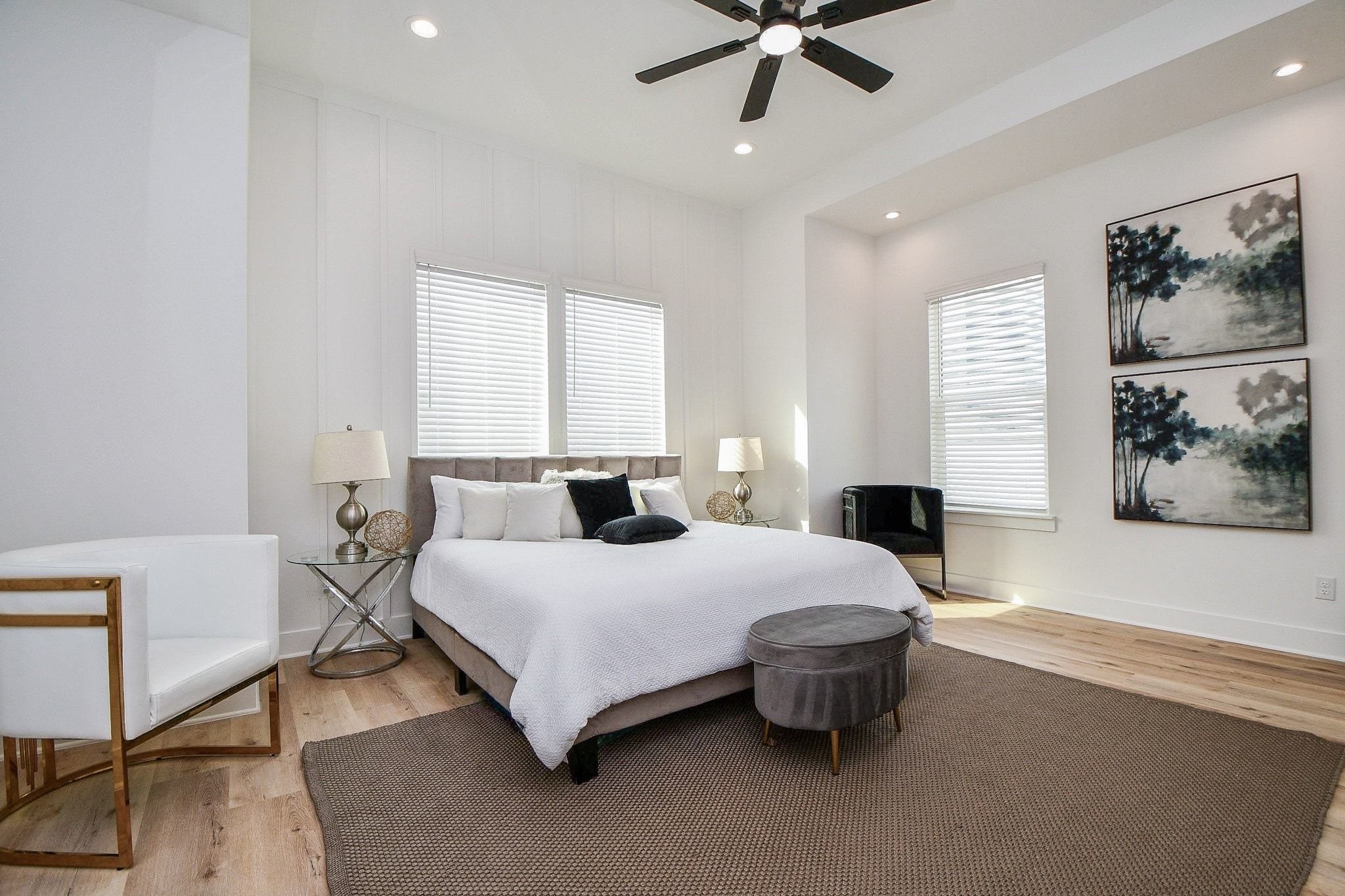 5611 Val Verde Street, Unit A Houston, TX 77057 - Photo 30 of 31 a spacious bedroom with a bed and a painting on the wall