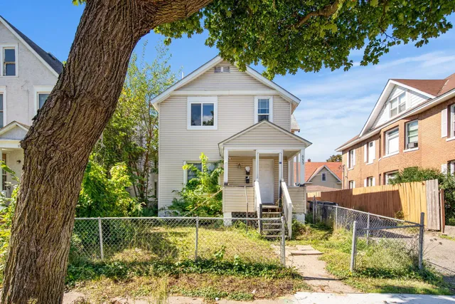 $220,000 | 955 Burr Street North, St. Paul, MN 55130