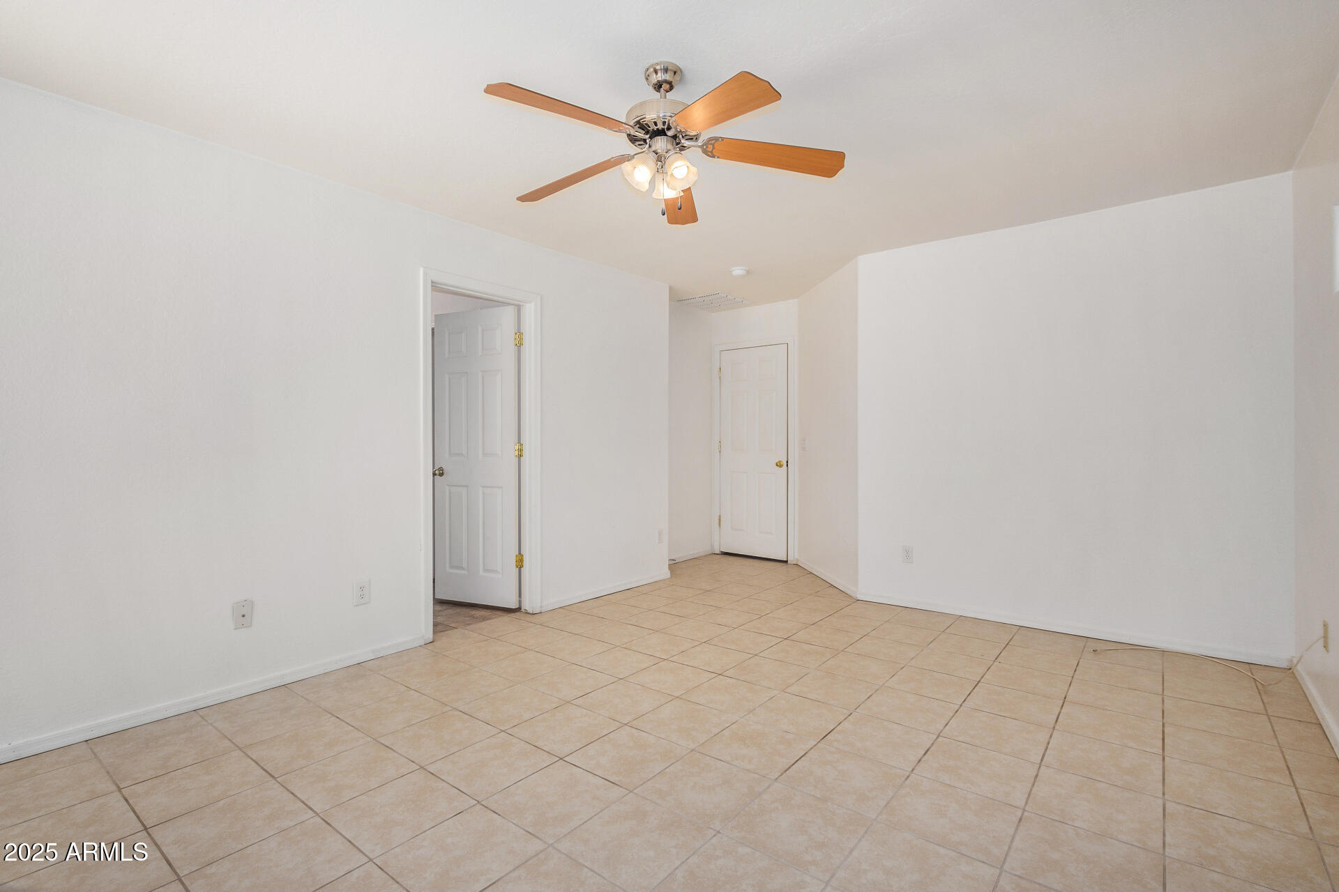 1514 West Lynne Avenue Phoenix, AZ 85041 - Photo 17 of 31 18 - Lynne