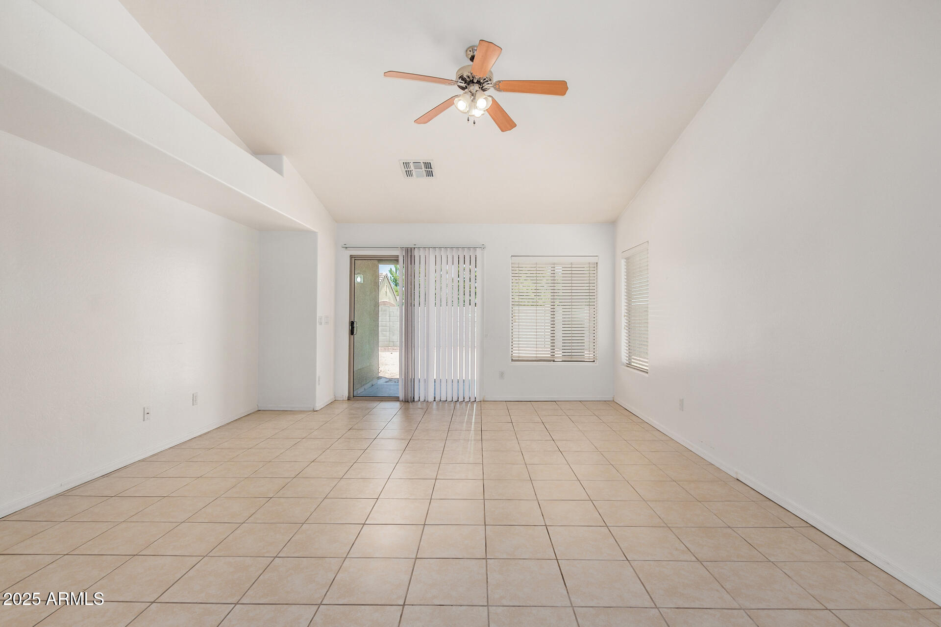 1514 West Lynne Avenue Phoenix, AZ 85041 - Photo 8 of 31 09 - Lynne