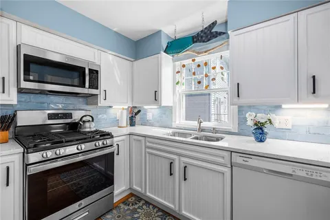 $2,975 | 93 Mill Street, Unit B, Newport, RI 02840
