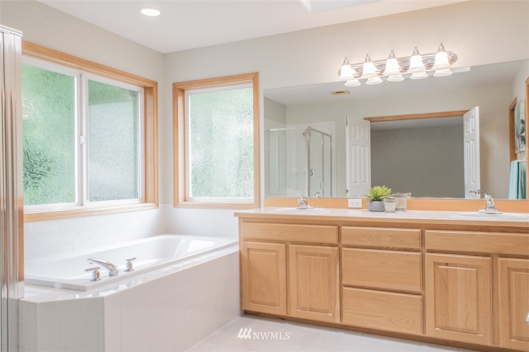 302 172nd Place Southeast Bothell, WA 98012 - Photo 15 of 20 a bathroom with a tub a sink and mirror