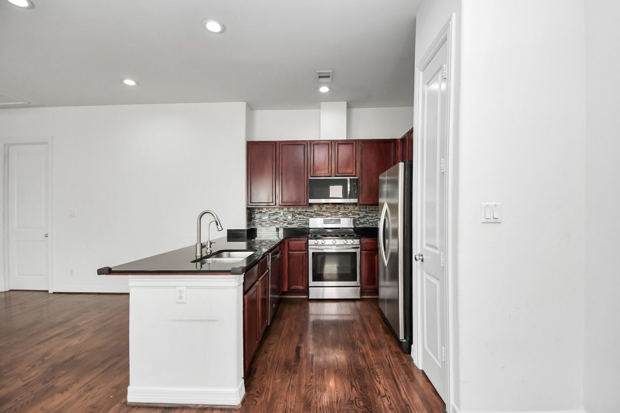 3900 Center Street Houston, TX 77007 - Photo 13 of 25 Pictures are from previous listing