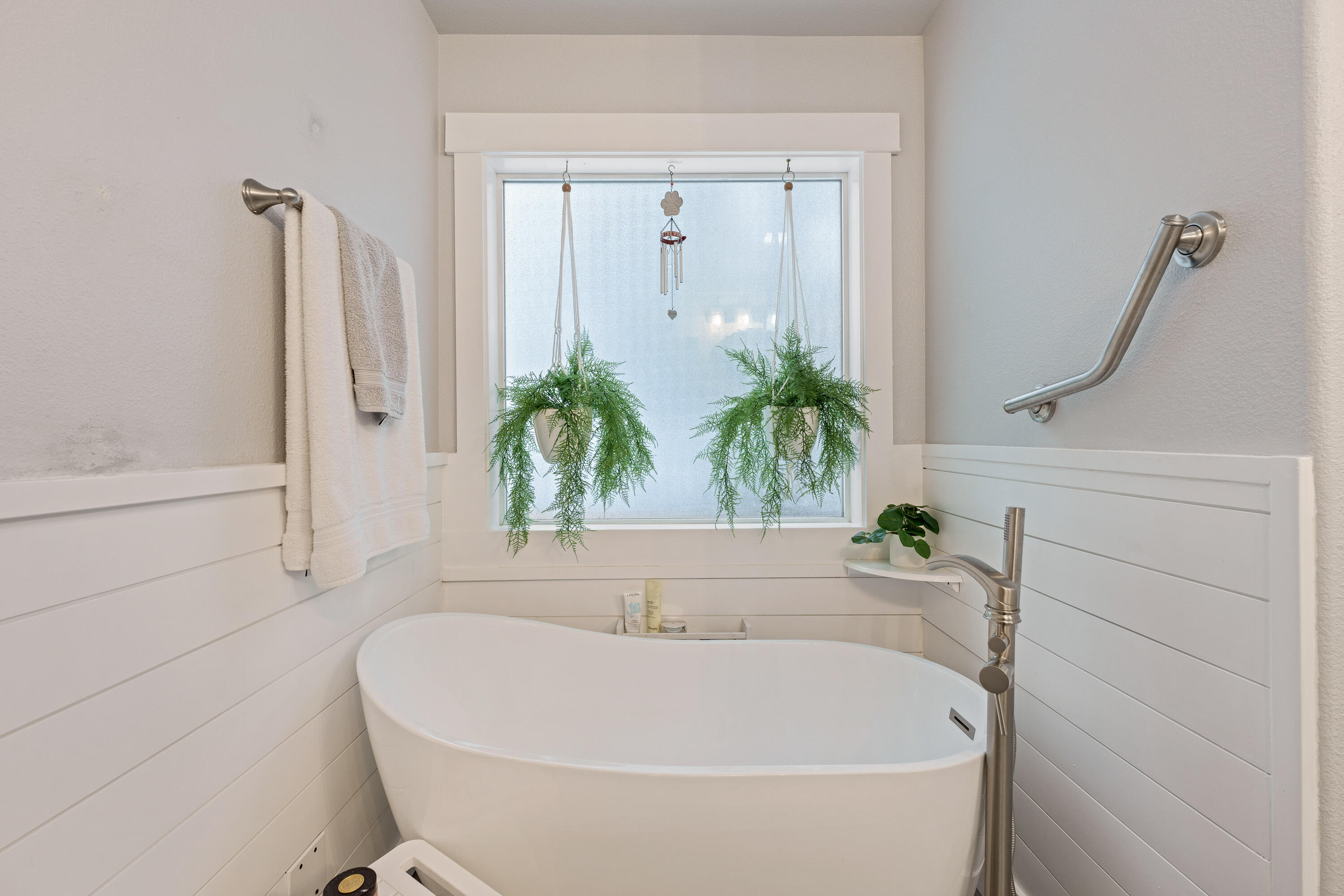 17178 Island Loop Way Bend, OR 97707 - Photo 19 of 38 Stand alone tub