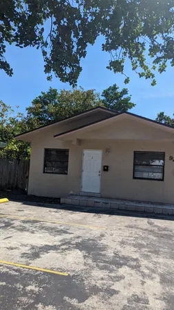$1,800 | 1944 Taft Street, Unit 2 FRONT, Hollywood, FL 33020