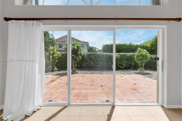 a view of a backyard