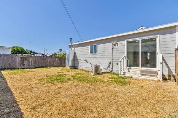 $239,900 | 272 Pleasant Street, Lindsay, CA 93247