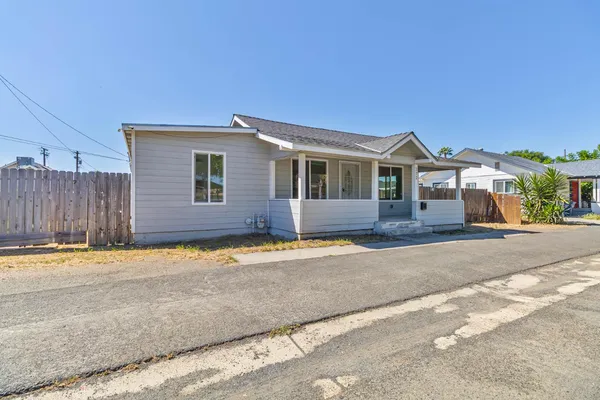 $239,900 | 272 Pleasant Street, Lindsay, CA 93247