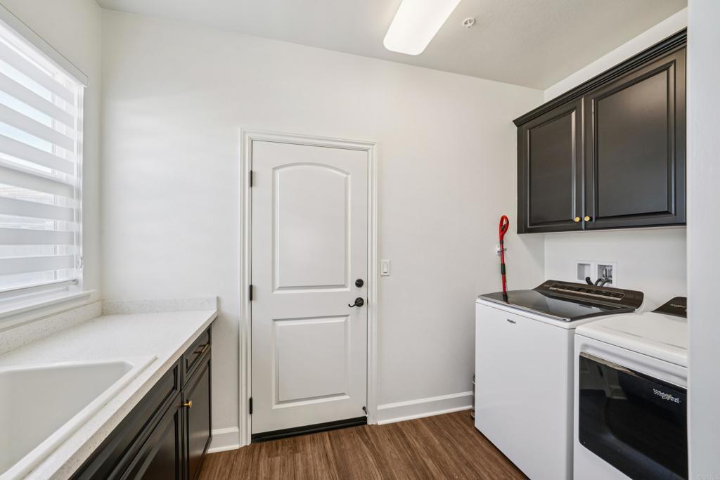 33294 Barmetta Lane Temecula, CA 92592 - Photo 13 of 36 a kitchen with a stove and a microwave