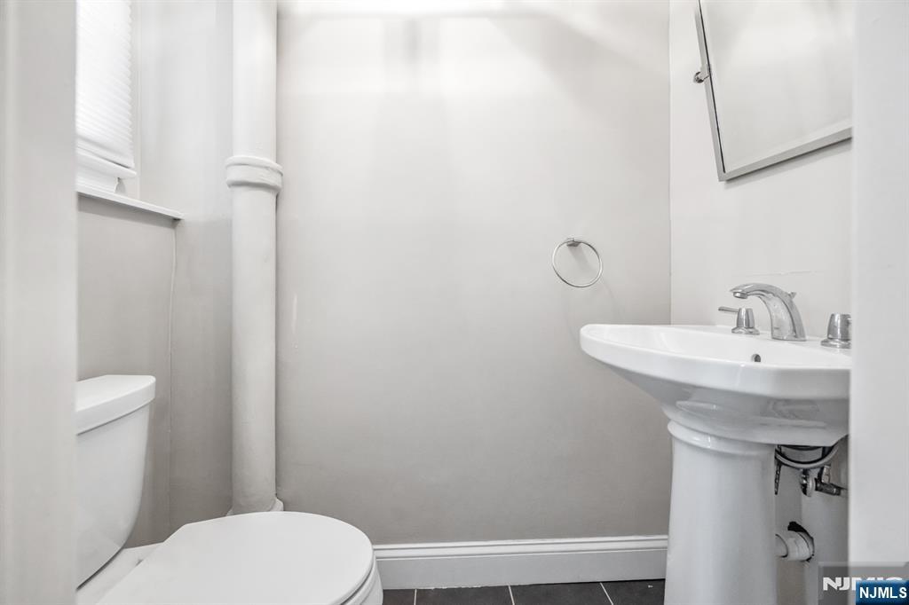 23 Hampshire Road Paramus, NJ 07652 - Photo 22 of 29 Gallery Image 22