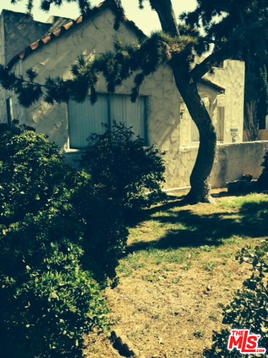 3154 Curts Avenue Los Angeles, CA 90034 - Photo 2 of 13 a view of a yard