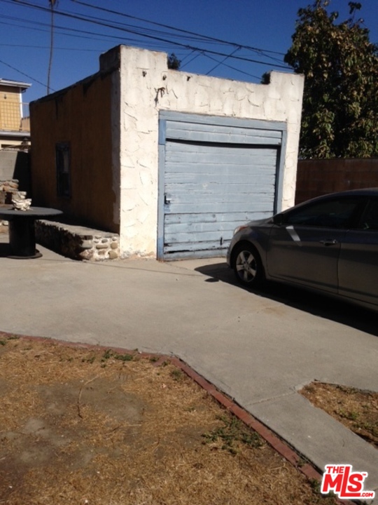 3154 Curts Avenue Los Angeles, CA 90034 - Photo 3 of 13 a view of garage with tv
