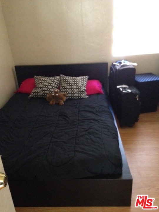 3154 Curts Avenue Los Angeles, CA 90034 - Photo 7 of 13 a living room with furniture