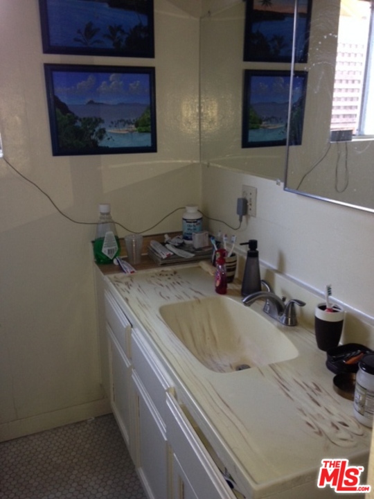 3154 Curts Avenue Los Angeles, CA 90034 - Photo 8 of 13 a bathroom with a sink and a mirror