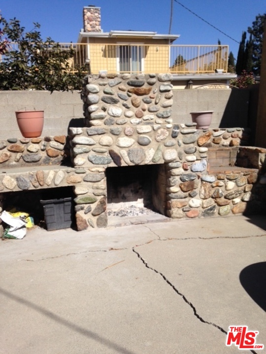 3154 Curts Avenue Los Angeles, CA 90034 - Photo 10 of 13 a view of a terrace with a patio