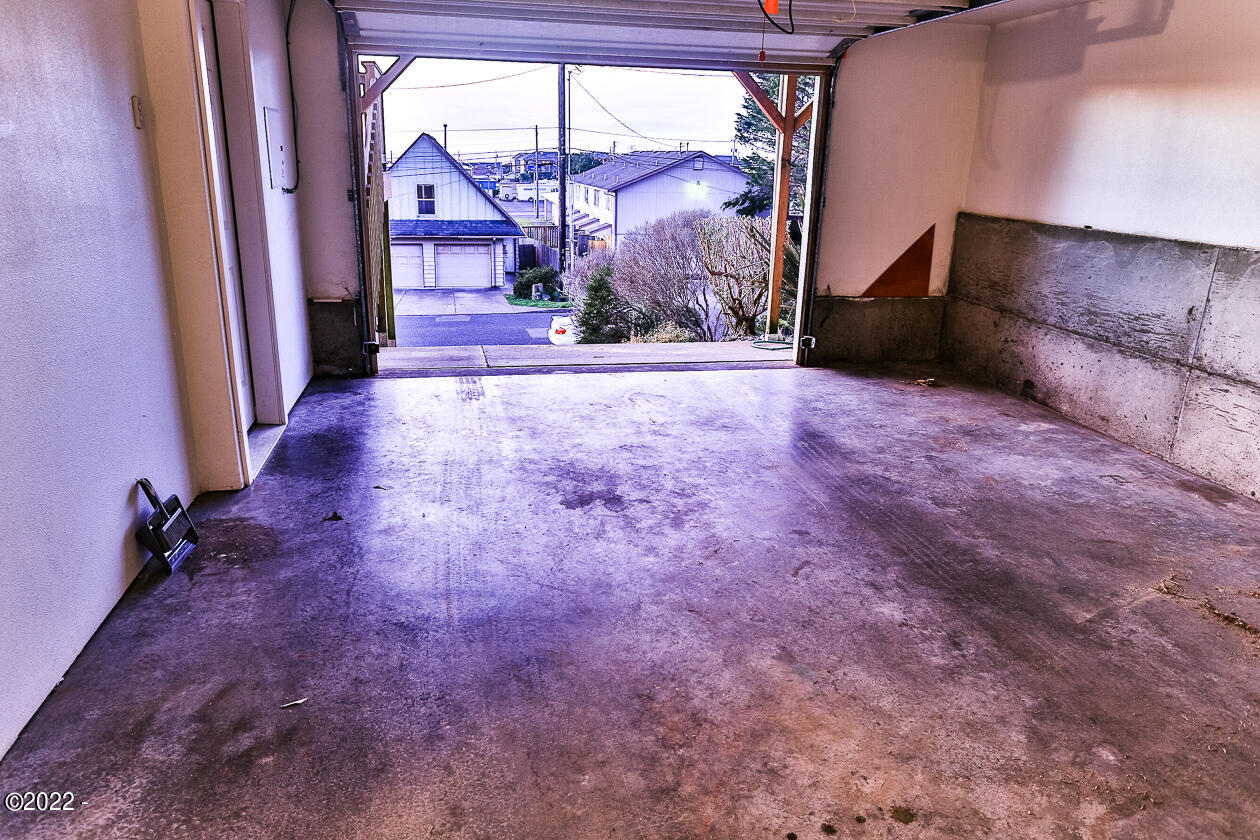935 Southwest 11th Street Newport, OR 97365 - Photo 41 of 43 garage