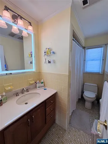 $699,900 | 81 Lakeshore Drive, Prospect Park, NJ 07508