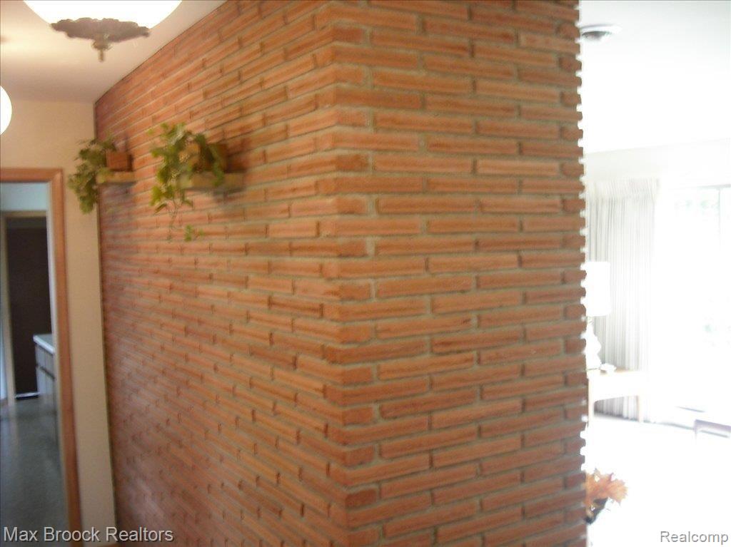180 Boyken Back of Fireplace