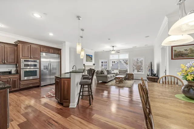 $599,900 | 4929 Forest Avenue, Unit 2E, Downers Grove, IL 60515