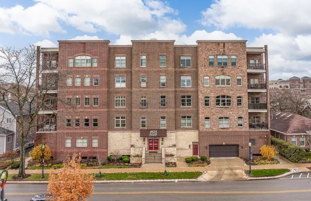 $599,900 | 4929 Forest Avenue, Unit 2E, Downers Grove, IL 60515