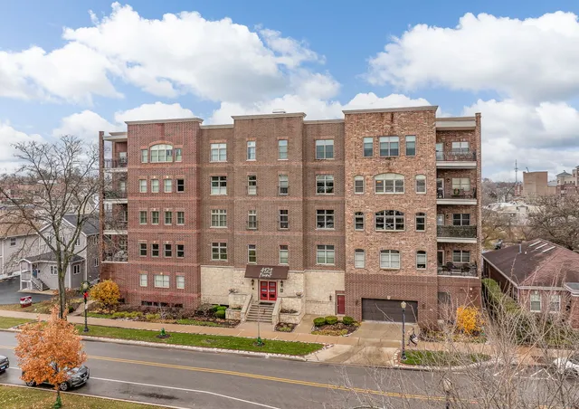$599,900 | 4929 Forest Avenue, Unit 2E, Downers Grove, IL 60515