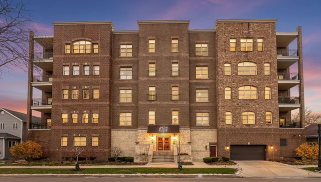 $599,900 | 4929 Forest Avenue, Unit 2E, Downers Grove, IL 60515