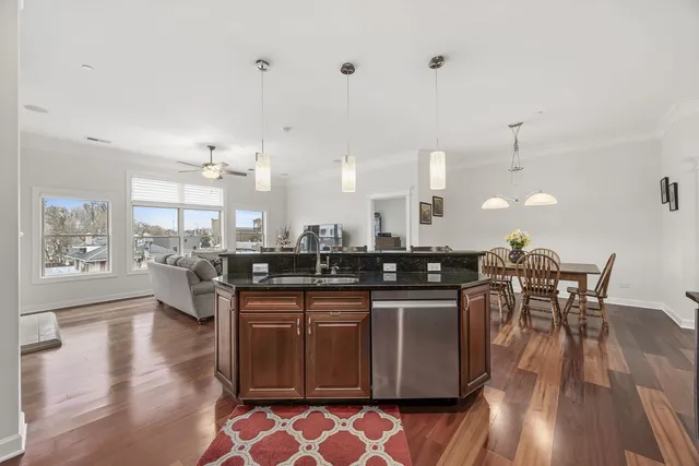 $599,900 | 4929 Forest Avenue, Unit 2E, Downers Grove, IL 60515