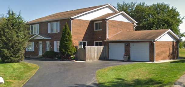 a view of a house with yard and garage