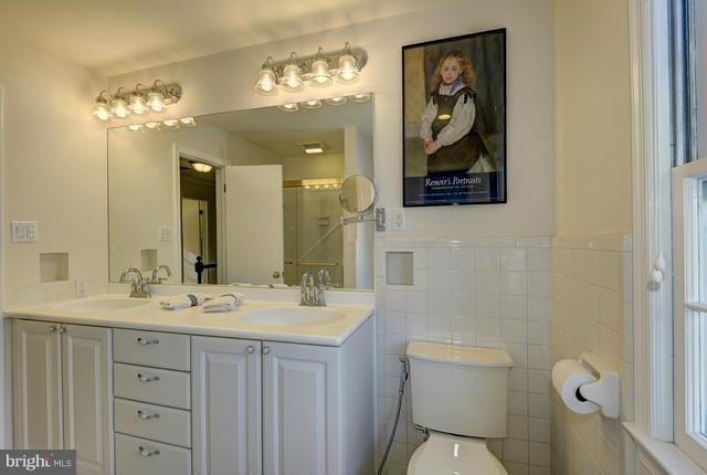 6205 Long Meadow Road McLean, VA 22101 - Photo 16 of 30 Bath (Master)