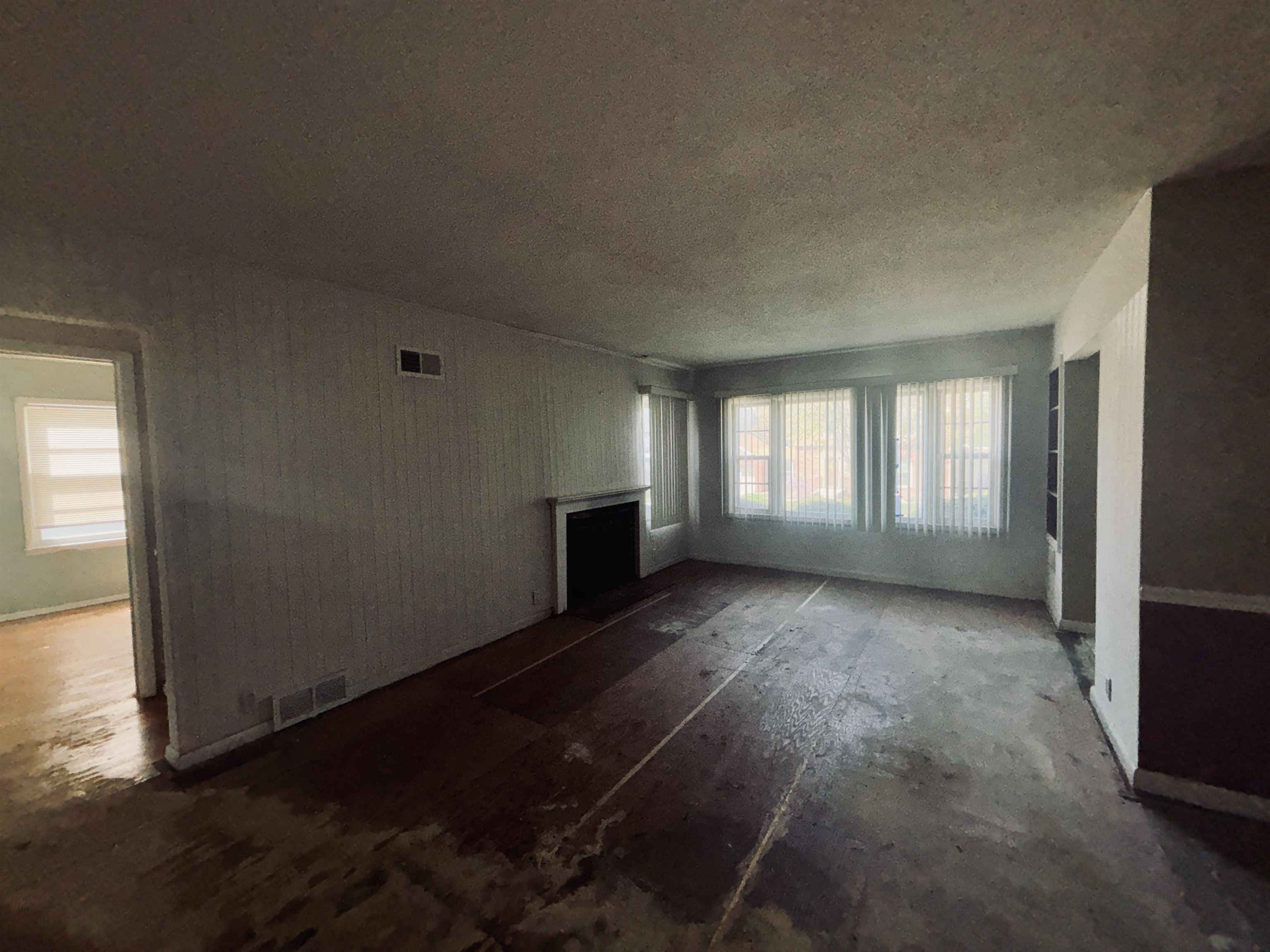 1331 West Logan Street Freeport, IL 61032 - Photo 18 of 30 an empty room with windows